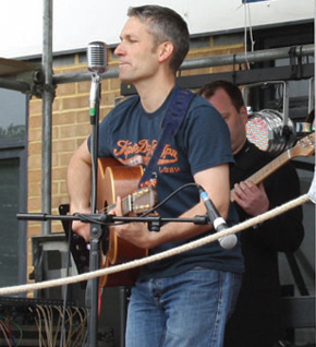 Andy Mayo performing at DeFest at de Stafford School.