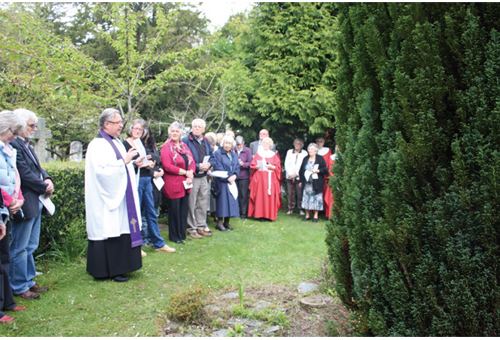 Rev’d Bob Weldon performing the dedication of the temporary plaques.